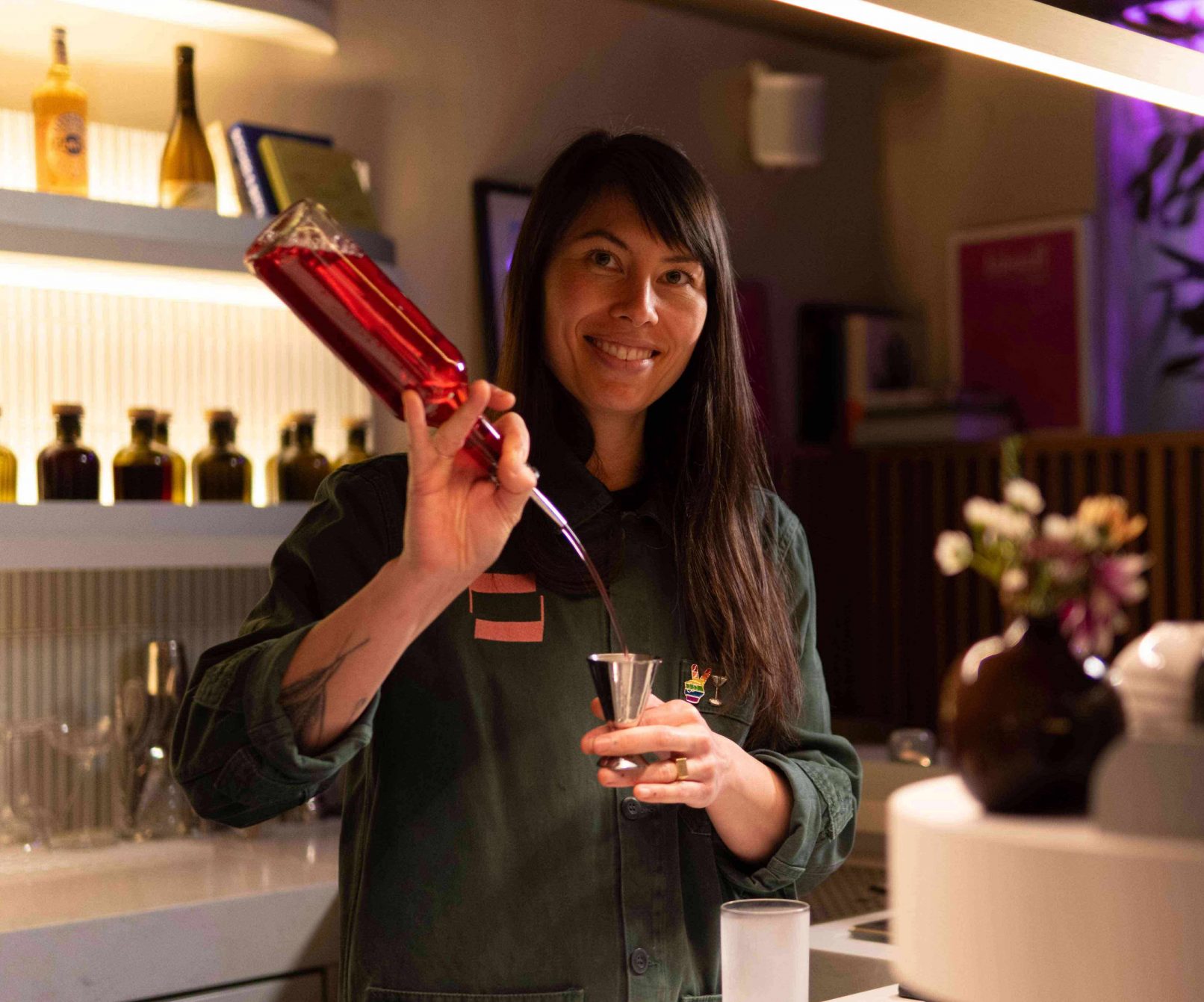 Chloé Merz mixt einen alkoholfreien Drink