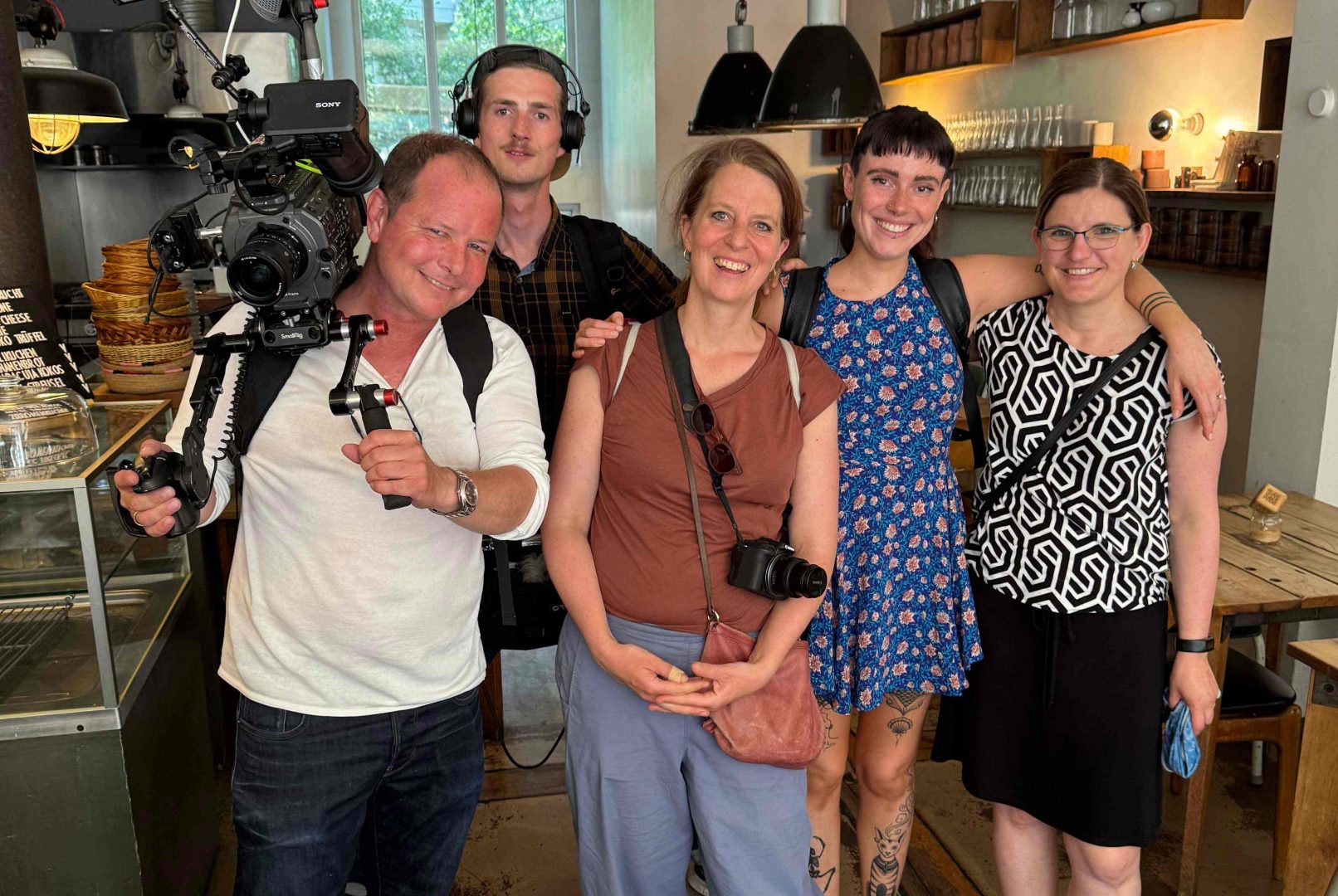 Teambild Dreh mit Emily und Sabrina