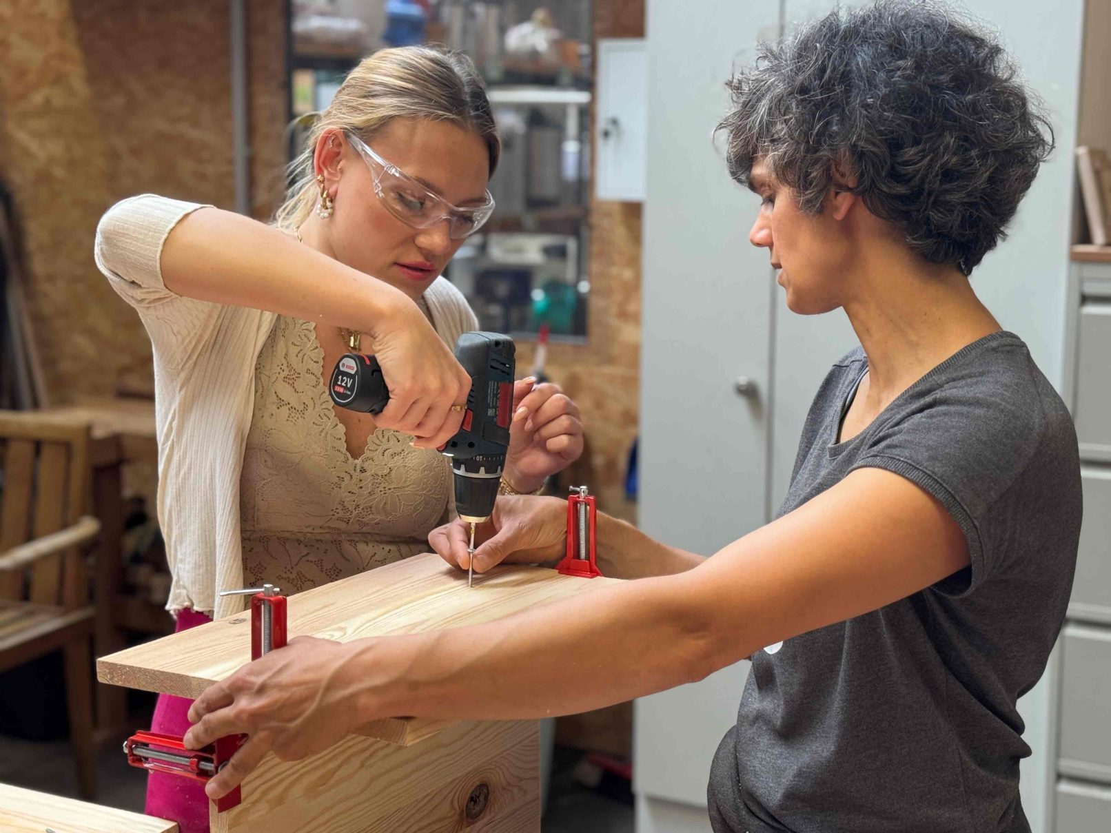 zwei Frauen bauen einen Hocker